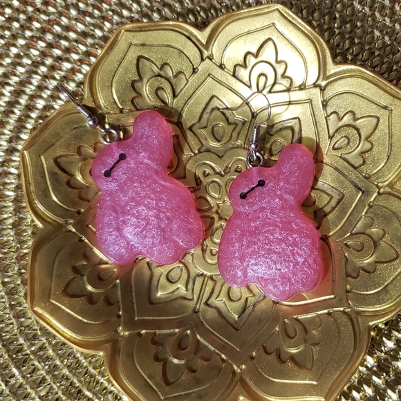 ๐๏ธ๐ Pink Baymax Waving ๐ค Pink Resin Earrings - Picture 3 of 4